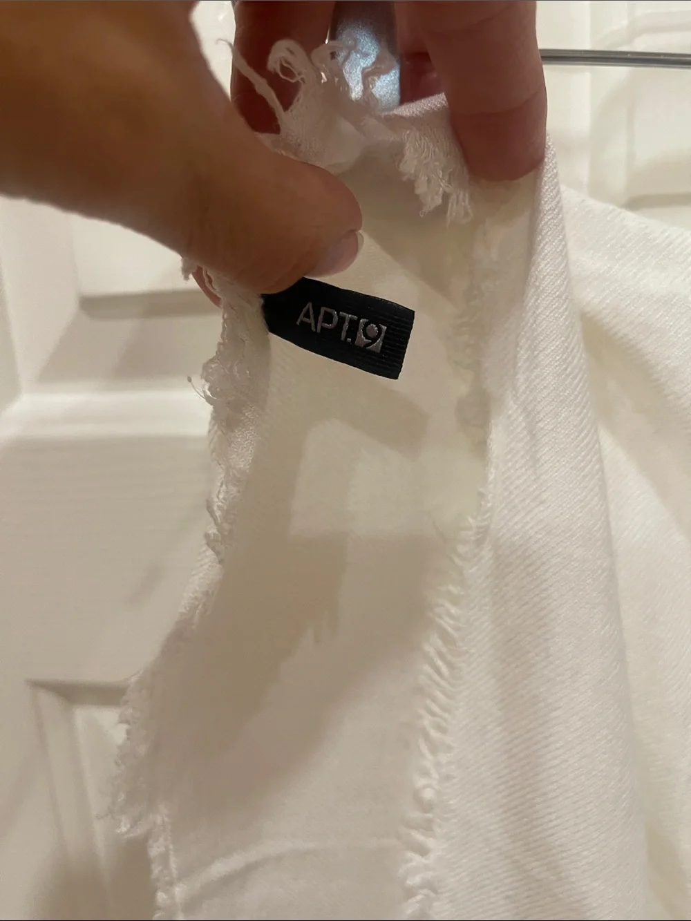 APT.9 White Frayed Edge Women's Scarf 🧣